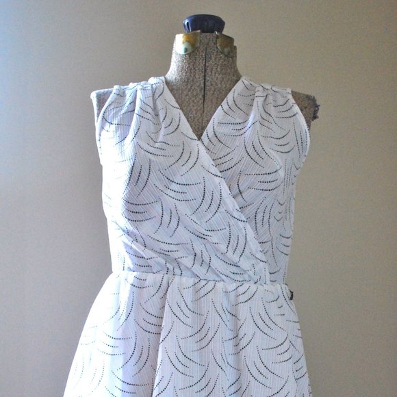 Black and white patterned wrap dress - Picture 2 of 7
